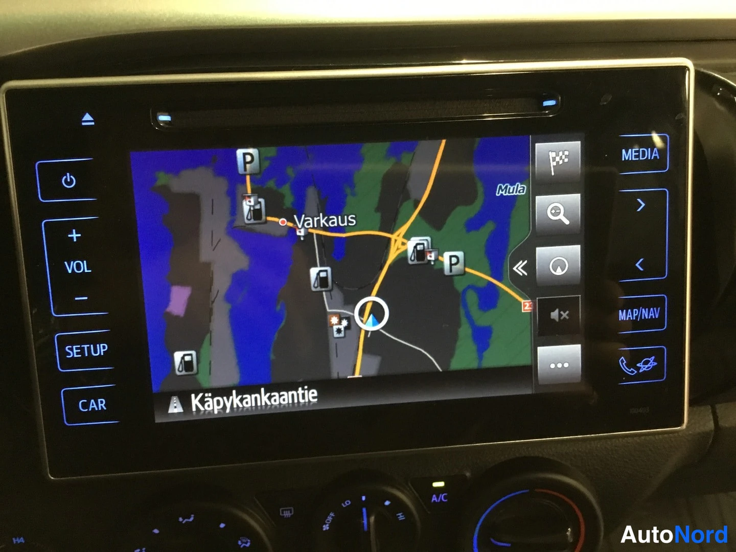 Muu: Pääyksikön MAP/NAV-ruutu näyttää kartan alueella Varkaus, kadunnimellä 'Käpykankaantie'; sivupainikkeet MEDIA ja MAP/NAV.