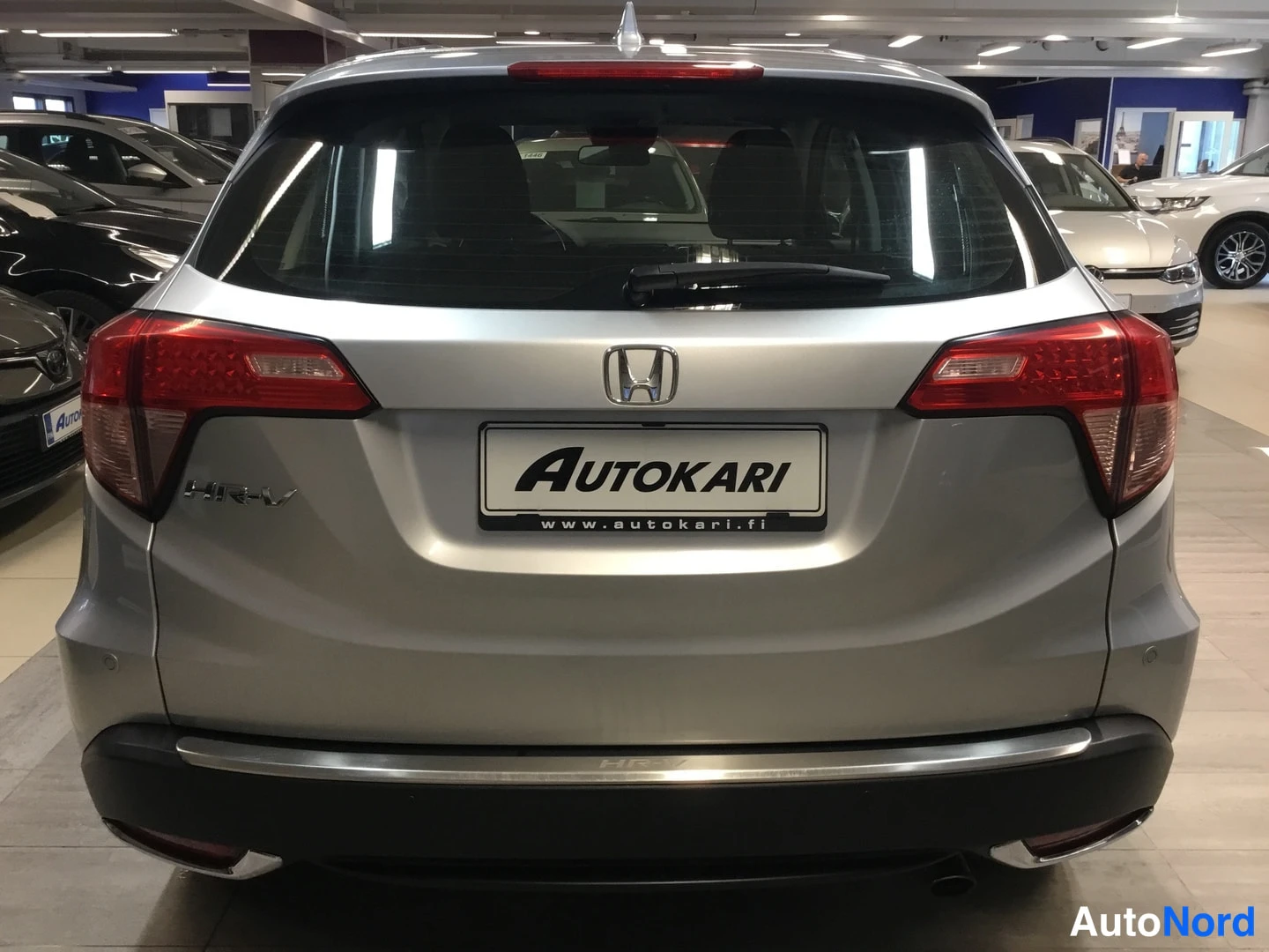 Takaa: Hopeanvärinen Honda HR-V takaa; HR-V-merkki takaluukussa ja punaiset takavalot näkyvät.