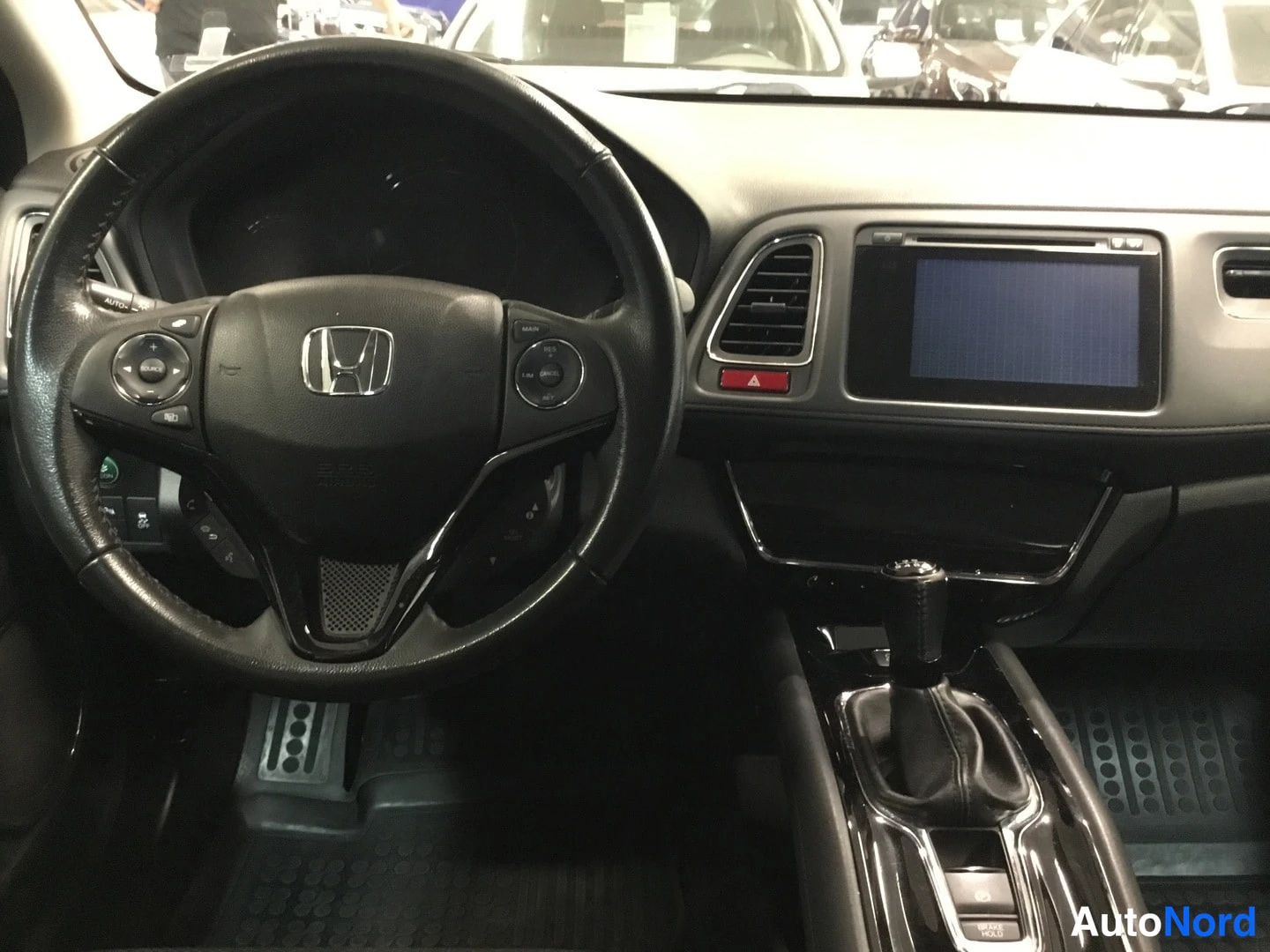 Muu: Honda-ohjauspyörä, keskikonsolin kosketusnäyttö ja automaattivaihteen valitsin.