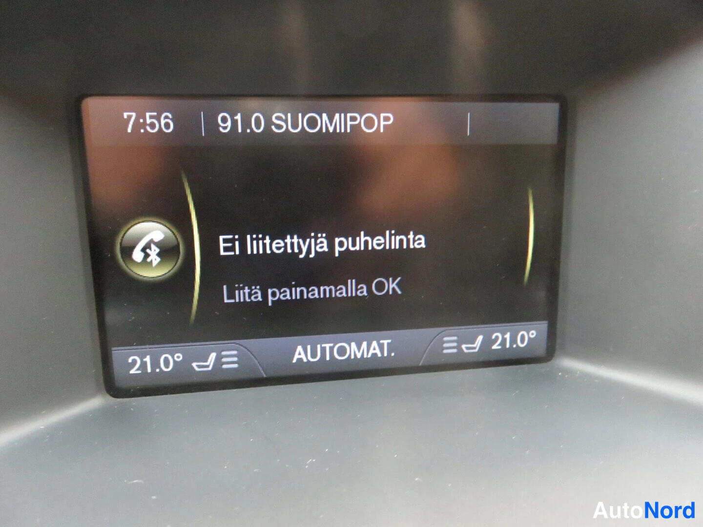 Muu: Auto infotainment-näyttö: bluetooth-kuva ja teksti 'Ei liitettyjä puhelinta – Liitä painamalla OK'.
