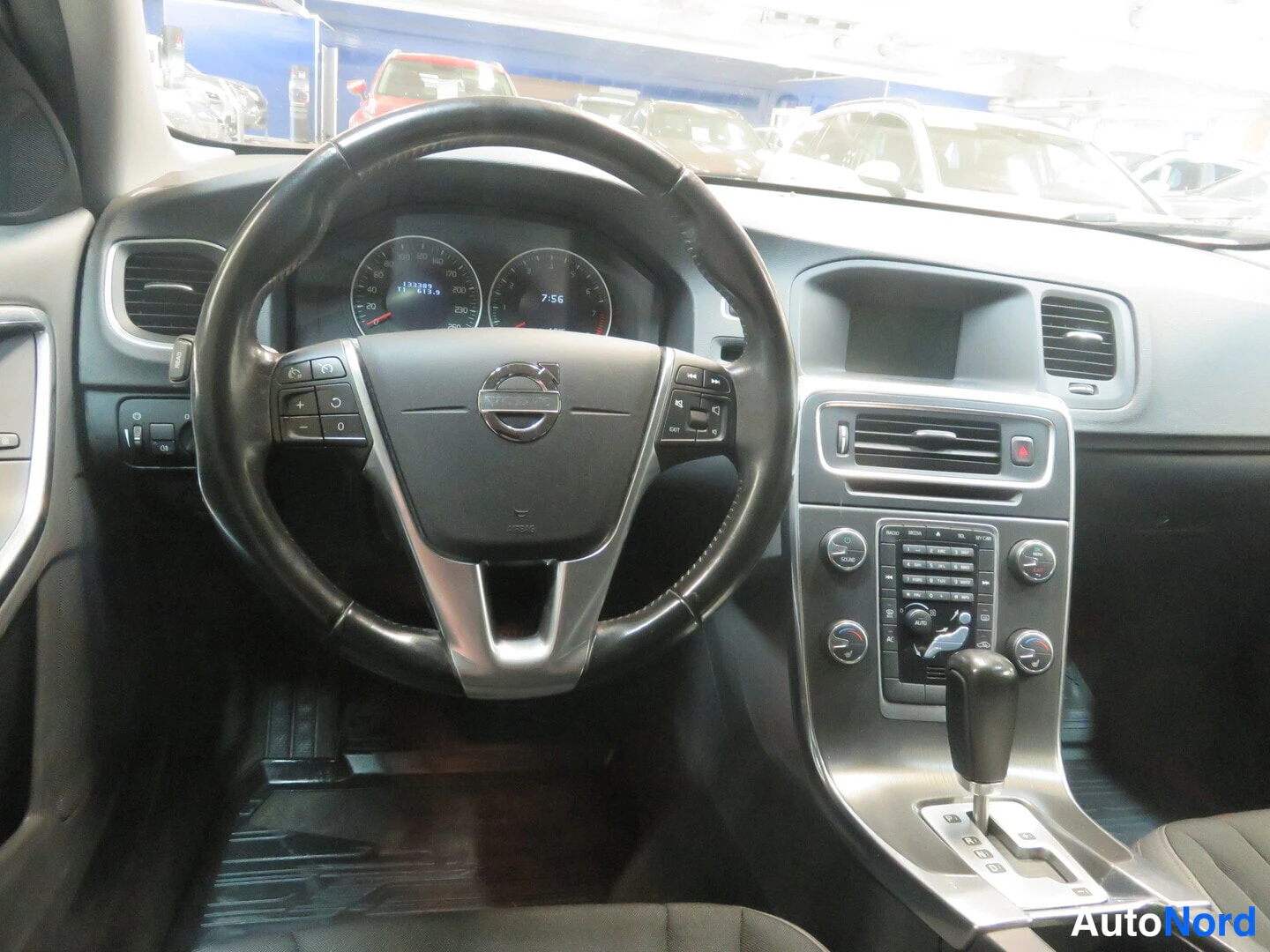 Muu: Volvo S60/V60 ohjaamo etupyörästä: Volvo-merkkinen ohjauspyörä, analogiset mittarit, keskikonsoli ja automaattivaihteen valitsin.