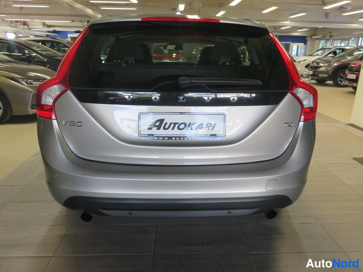 Takaa: Volvo V60 suoraan takaa, takapäässä V60- ja T4-merkit sekä Autokari-kyltti takalasin alla.