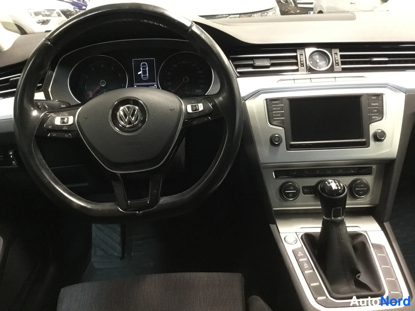 Muu: Ohjaamo kuljettajan puolelta: VW-ohjauspyörä, analogiset mittarit ja näyttö, keskinäinen näyttö radio-/media-/puhelin-/voice-/nav-/traffic-/car-painikkeineen, m