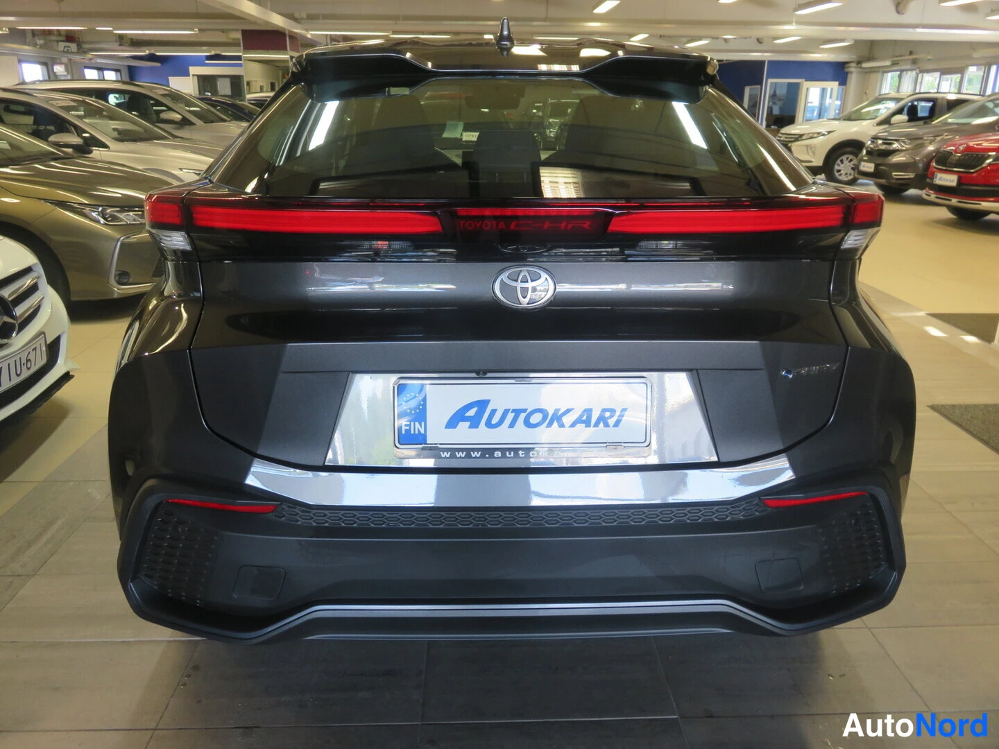 Takaa: Toyota C-HR takaa päin kuvattuna; peräosassa Toyota-embleemi ja punainen takavaloisku, AUTOKARI-kilpi.