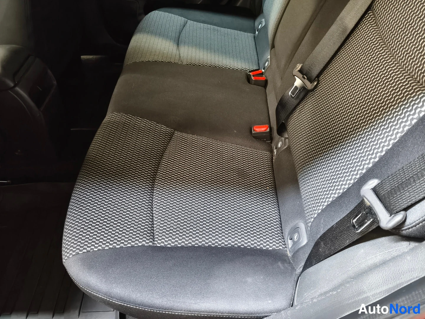 Muu: Nissan Pulsar:takasivu:sisätilat: takaistuimen valokuva