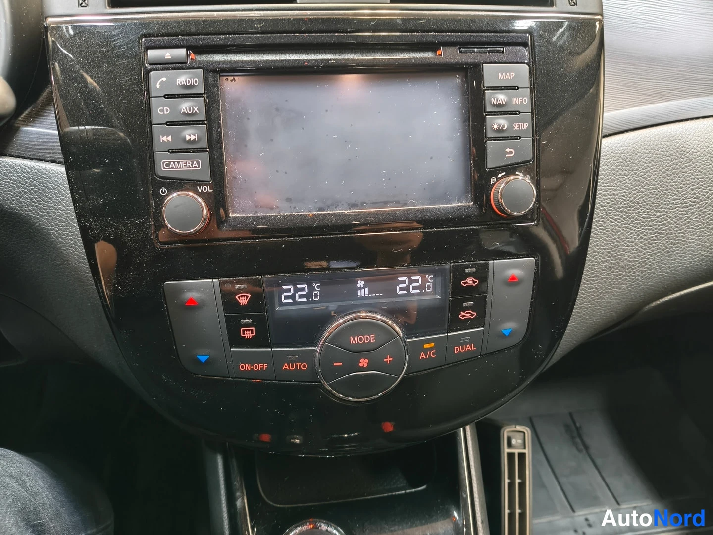 Muu: Keskikonsolin radiopaneeli lähikuvassa: Radio, CD, AUX, Camera, Map, Nav, Info, Setup ja Dual-napit, lämpötilanäytöt näyttävät 22,0 asti.