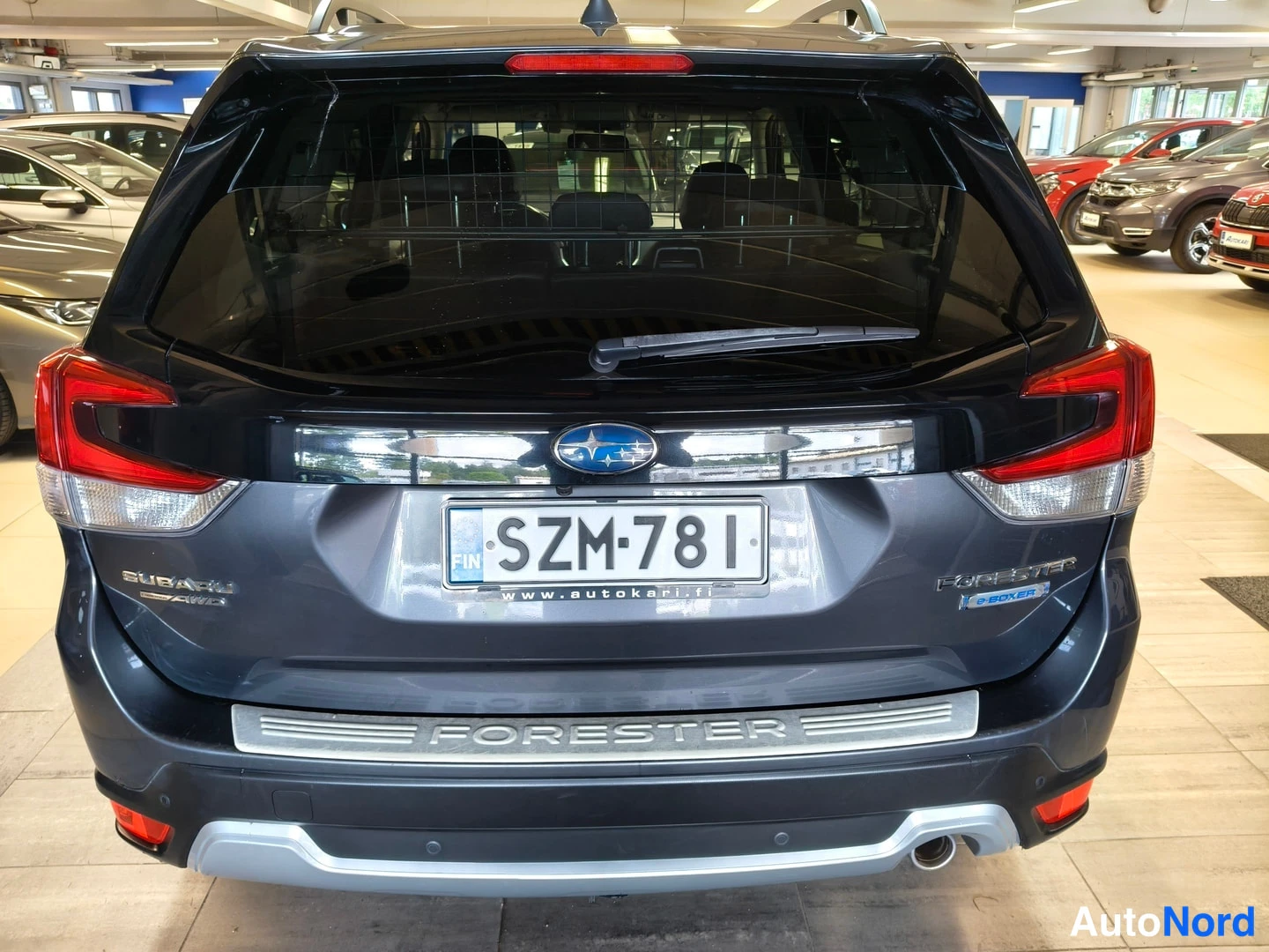 Takaa: Subaru Foresterin takaosa; rekisteritunnus, tummanharmaa runko ja e-BOXER-merkintä