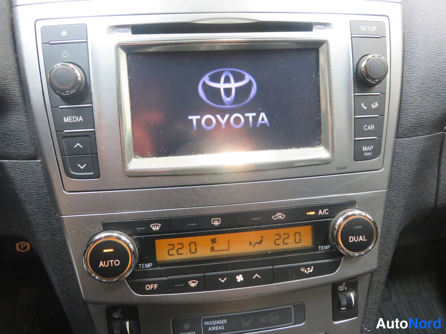 Etuviisto, nokka vasemmalle: Keskikonsolin touchscreen näytössä Toyota-logo, alla automaattinen kaksipiiriään ilmastointi (AUTO/DUAL, 22.0).