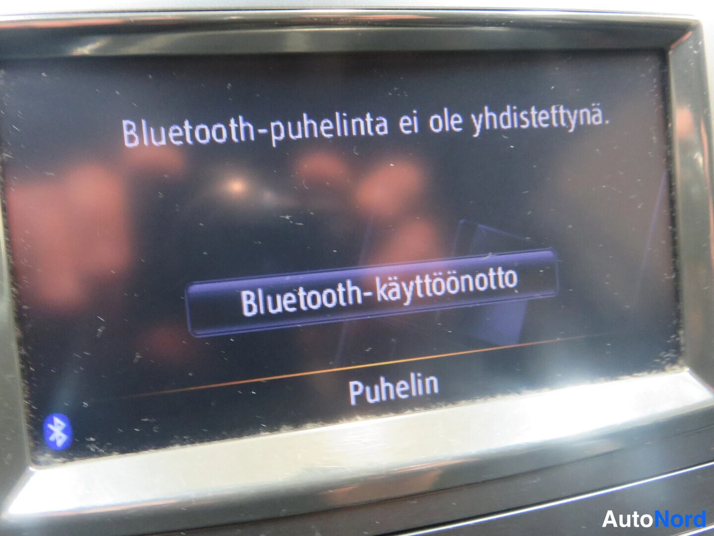 Muu: Auton infotainment-näyttö ilmoittaa, että Bluetooth-puhelinta ei ole yhdistettynä, ja näyttää Bluetooth-käyttöönotto-painikkeen.