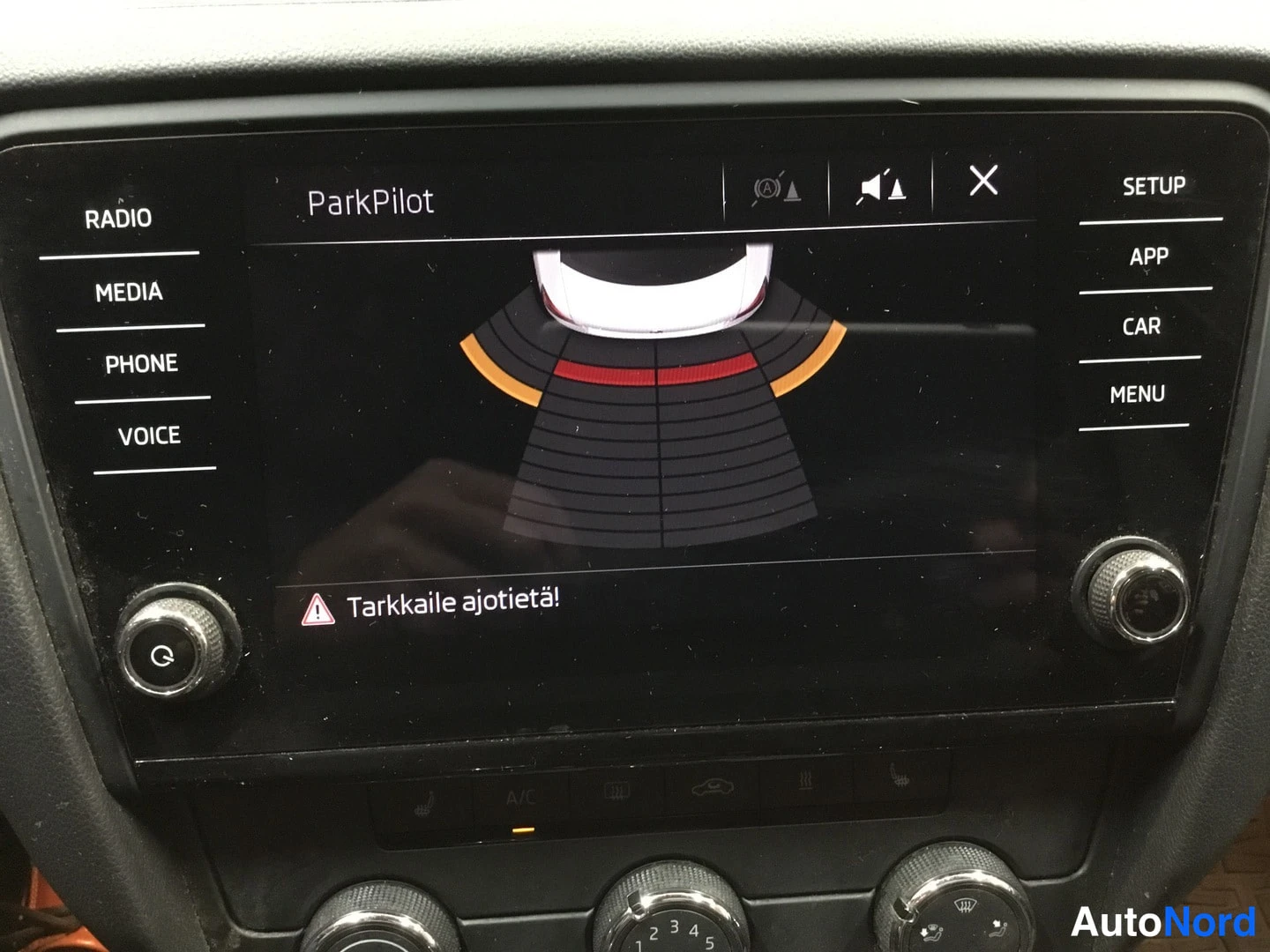 Muu: Radio näyttää ParkPilot-tutkakuvaa ja varoitustekstiä 'Tarkkaile ajotietä!'.