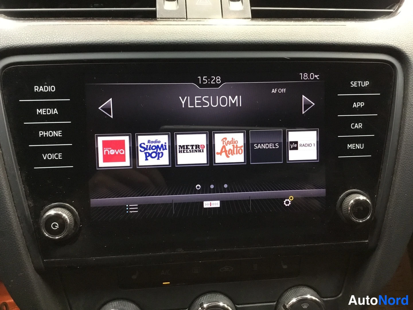 Muu: Radio näyttää Yle Suomi -radiolistaa, kello 15:28 ja lämpötila 18,0 °C.