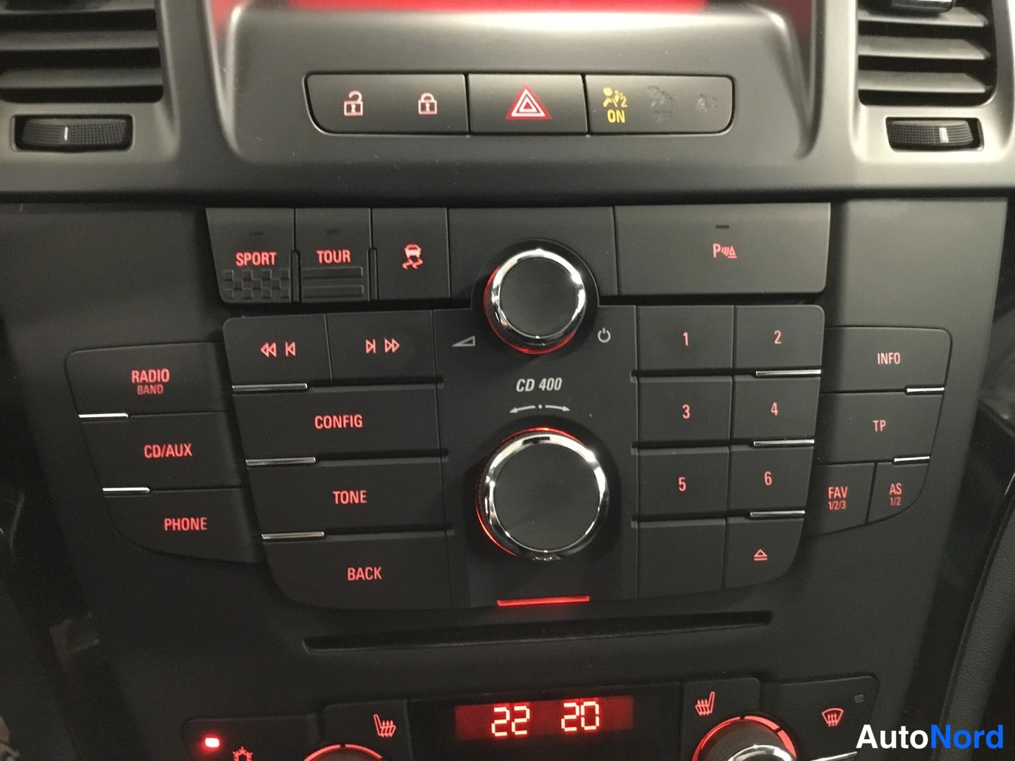 Muu: Auton kojelaudan keskikonsoli: radio CD 400 -yksikkö painikkeineen ja ilmastointipaneeli lukemilla 22 ja 20