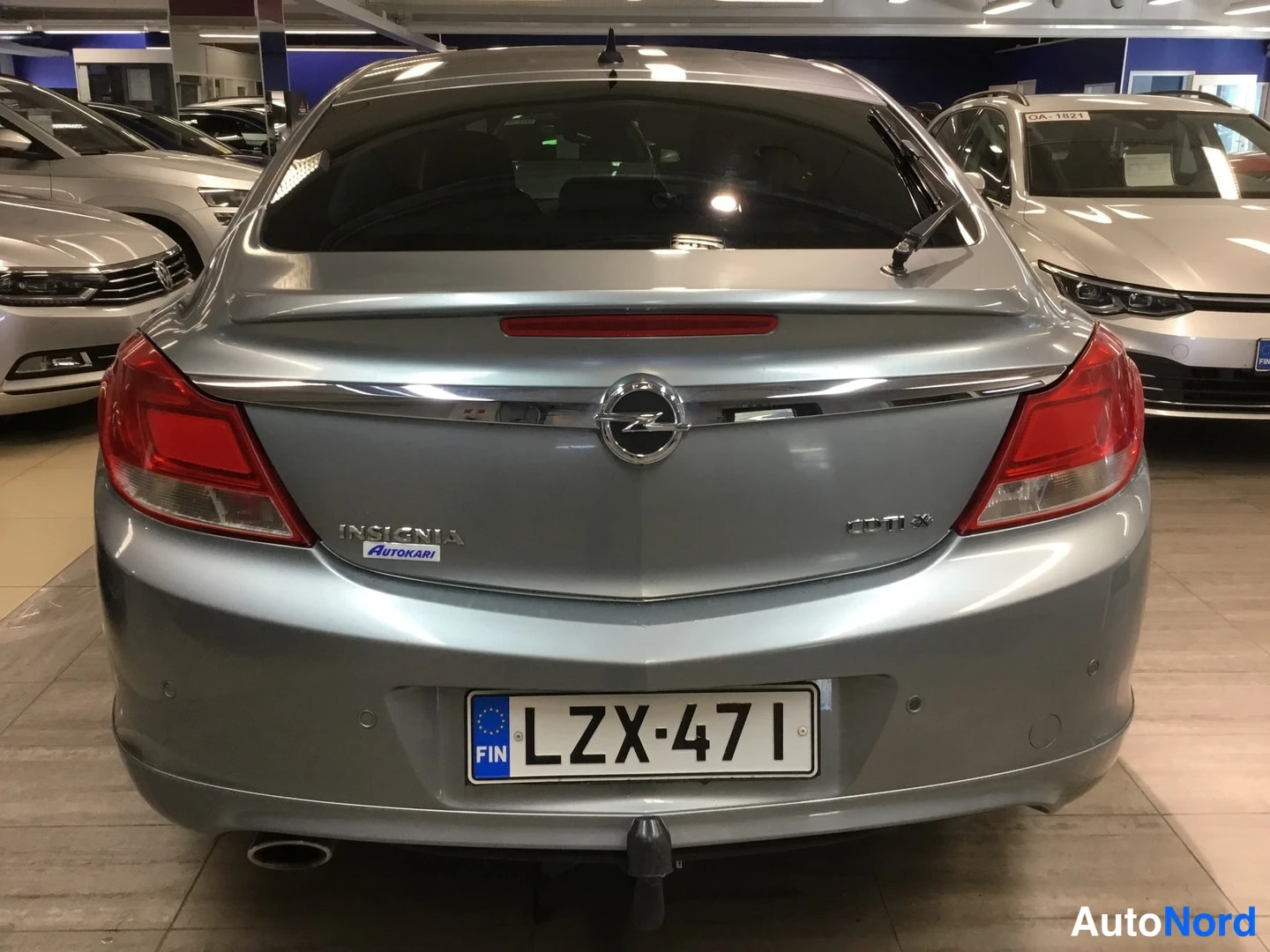 Takaa: Auton takaosa suoraan takaa; takavaloja, Opel-merkki, Insignia- ja CDTI 4x4-tekstit, rekisterikilpi ja vetokoulu.