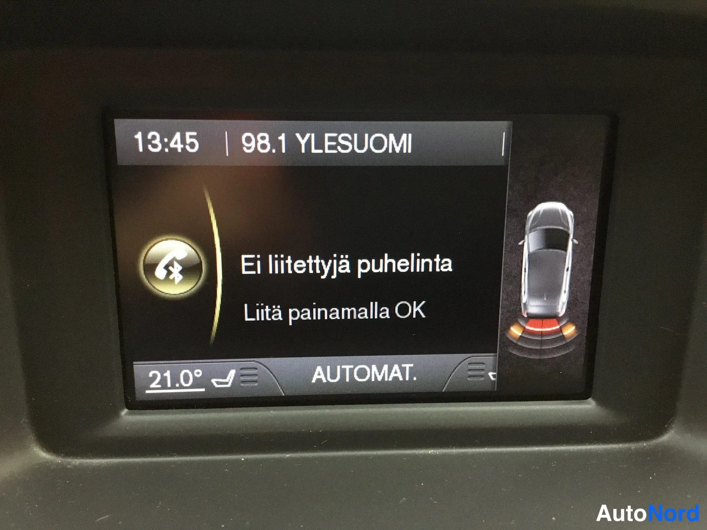 Muu: Infotainnentutu näyttö: radio 98.1 YLESUOMI, teksti Ei liitettyjä puhelinta / Liitä painamalla OK, lämpötila 21.0° ja AUTOMAT.