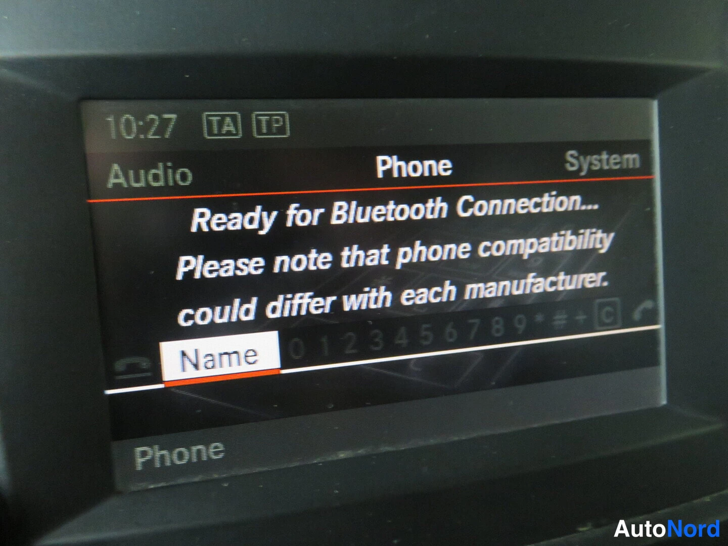 Muu: Mercedes-Benz Sprinterin infotainment-näyttö puhelinvalikossa: 'Ready for Bluetooth Connection…', kenttä 'Name' ja numeronäppäimistö 0–9.