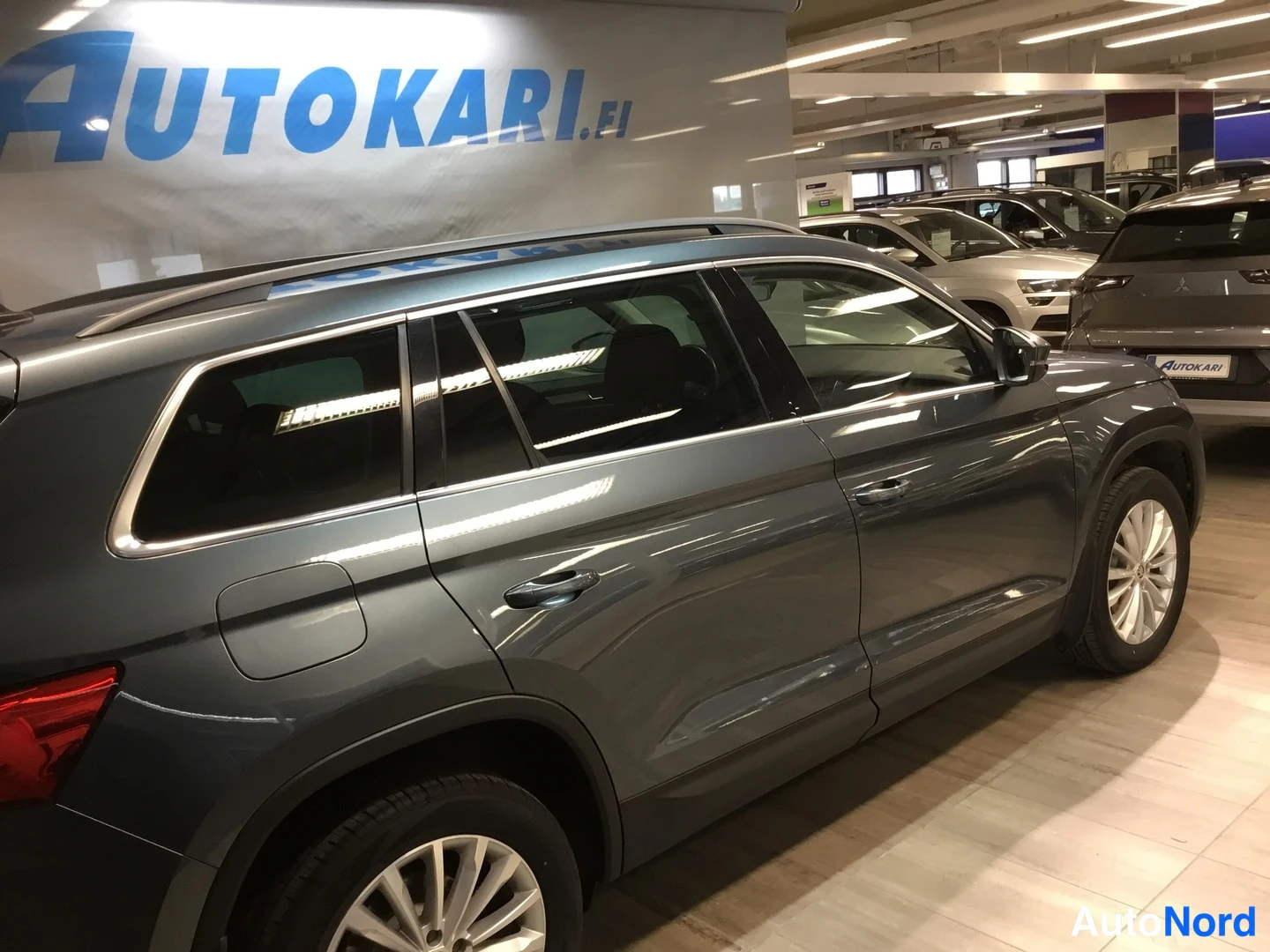 Takaviisto: Skodan takaviisto vasemmalta: auton kylki ja takavalojen kulma näkyvät sisätiloissa.