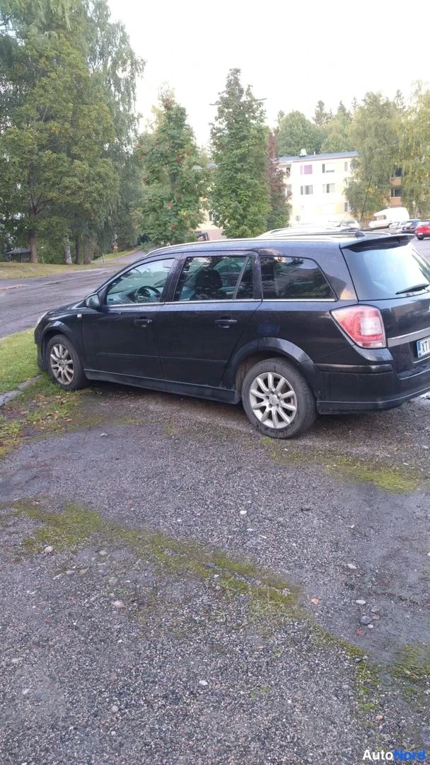 Takaviisto: Mustan farmariauton takakolmasosa ja vasen kylki takaapäin kuvattuna