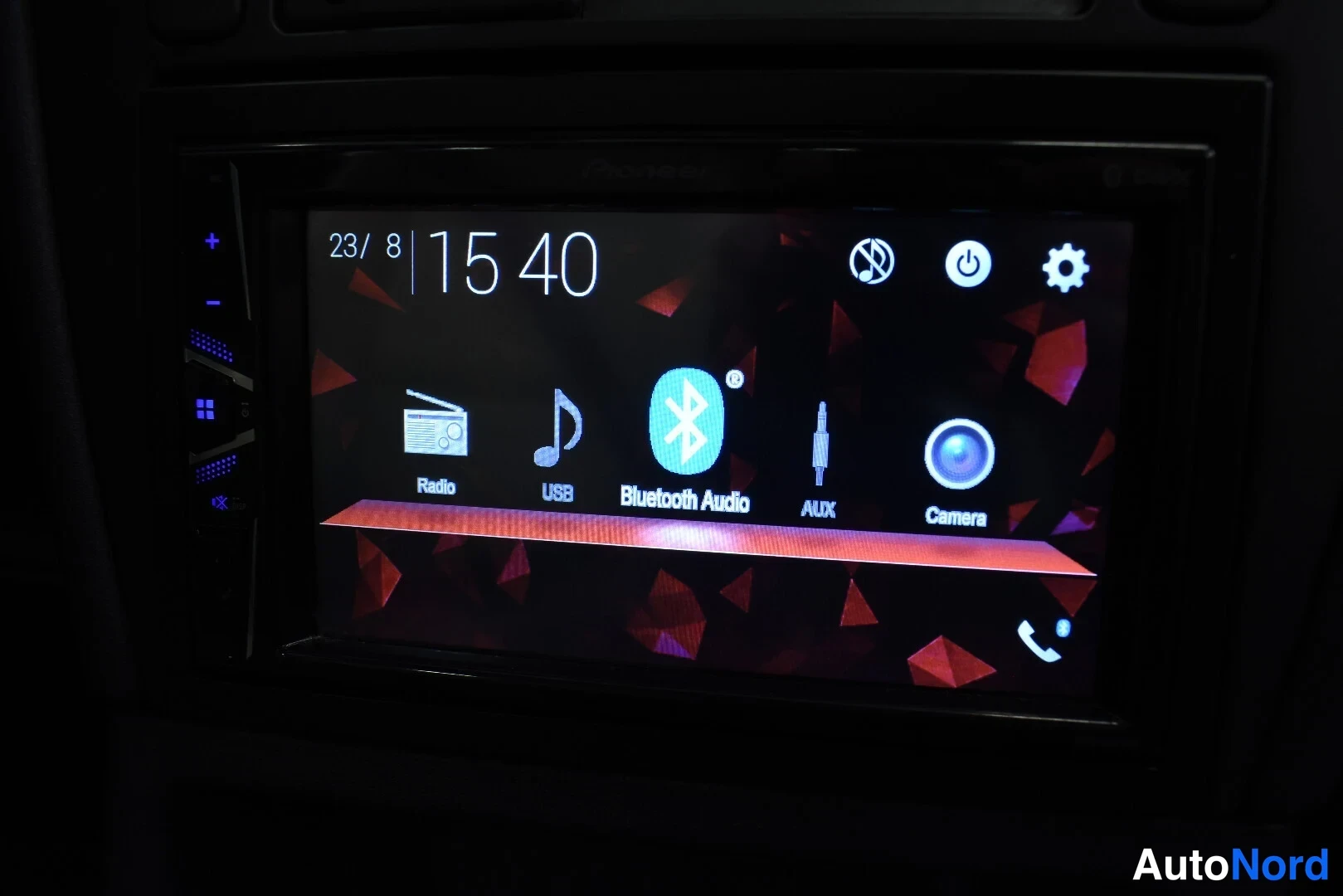 Muu: Pioneer-radioselainnäyttö, jonka valikossa näkyvät Radio, USB, Bluetooth Audio, AUX ja Camera.