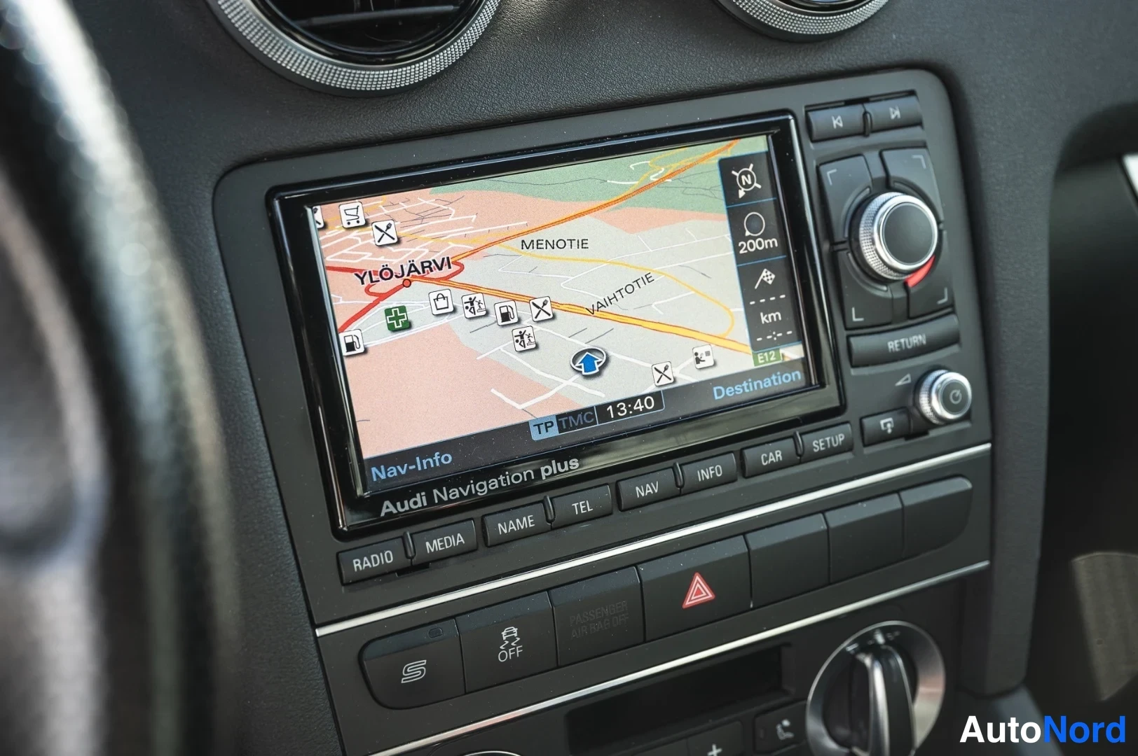 Muu: Lähikuva Audi Navigation plus -navigointilaitteesta, näytöllä kartta Ylöjärveltä.