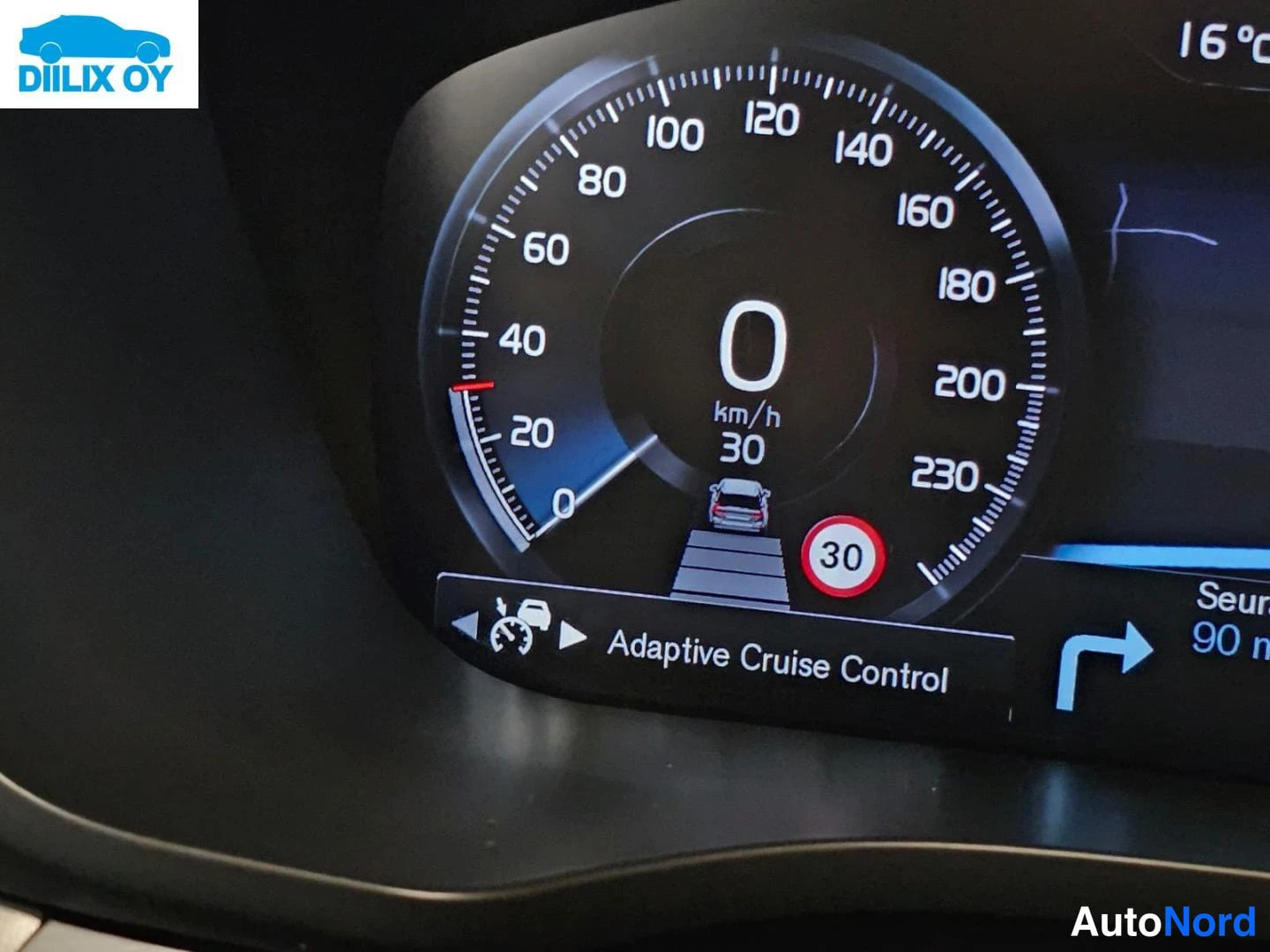 Muu: Digitaalinen mittaristo näyttää nopeuden 0 km/h, Adaptive Cruise Control -tekstin ja 30 km/h nopeusrajoitusmerkin.