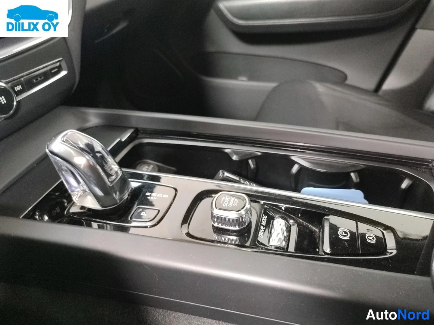 Muu: Keskikonsolin vaihtajanappi sekä START ENGINE STOP- ja DRIVE MODE-napit ja merkkivalot.