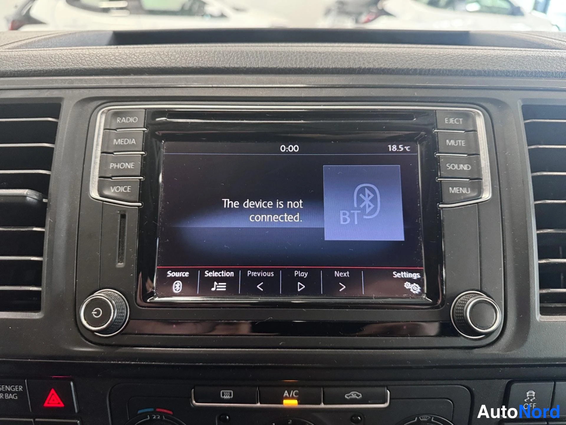 Yksityiskohta: Radio-näyttö, jossa teksti 'The device is not connected.' ja BT-Bluetooth-symboli