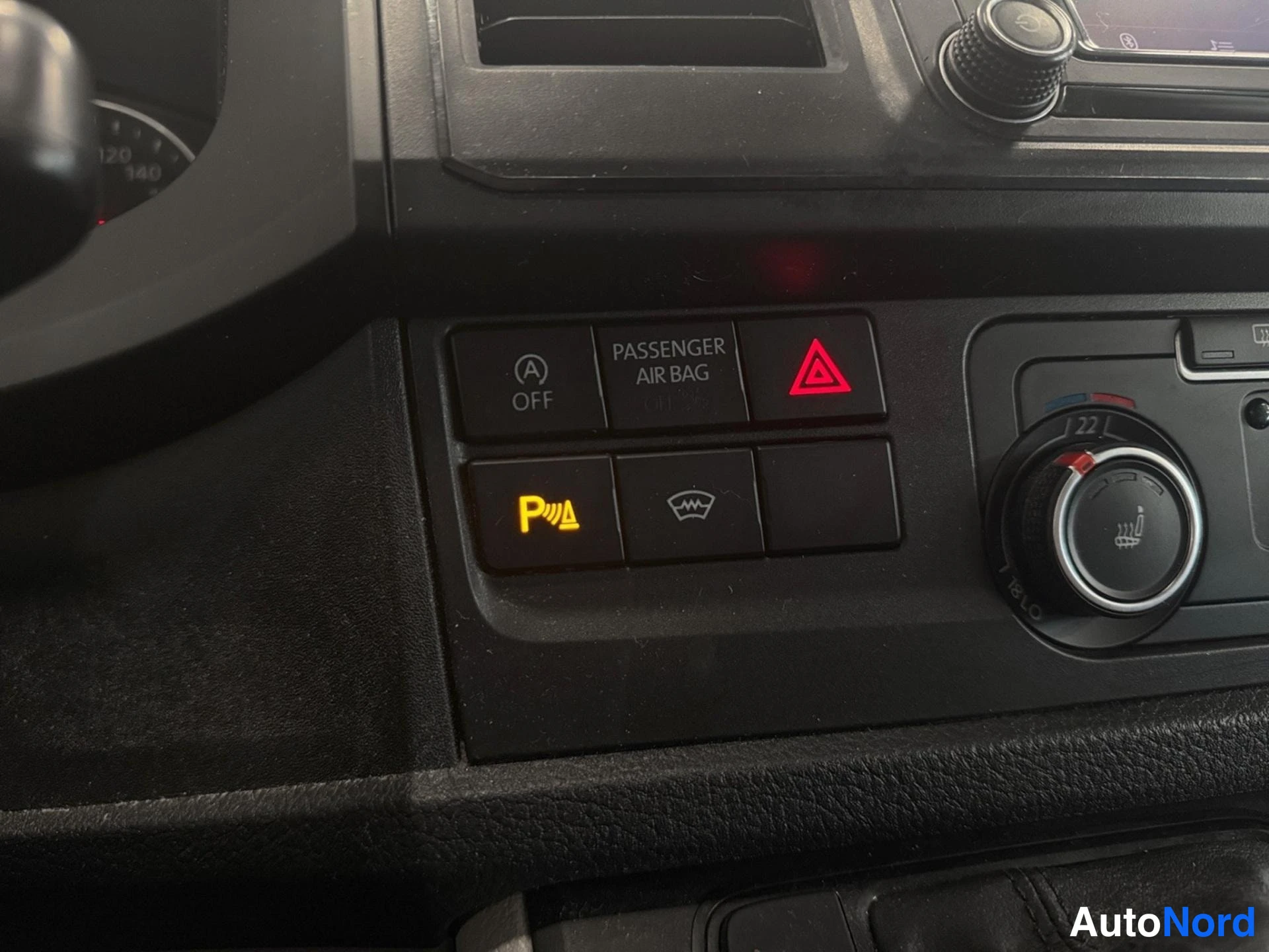 Muu: Keskconsole:n painikkeita: parkkiasetin (P), matkustajan turvatyynyn OFF-kytkin (PASSenger AIR BAG), varoitusvalopyyhe ja lyhtykytkimia.