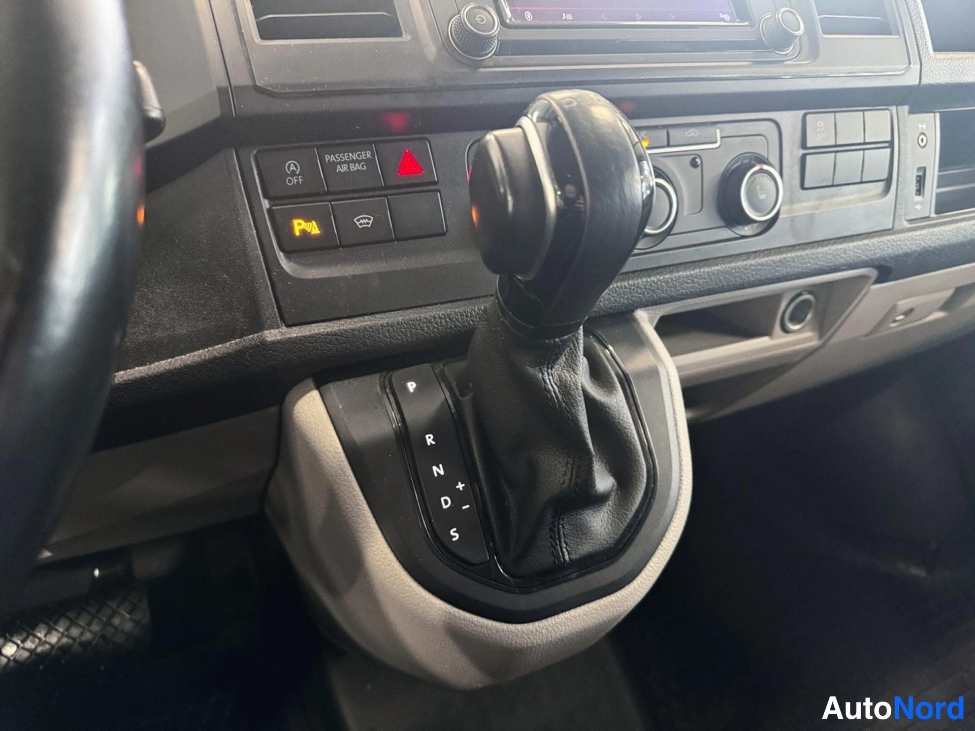Muu: Automaattivaihteen valitsin asemilla P, R, N, D ja S, taustalla PASSenger AIR BAG- ja P-painikkeet.