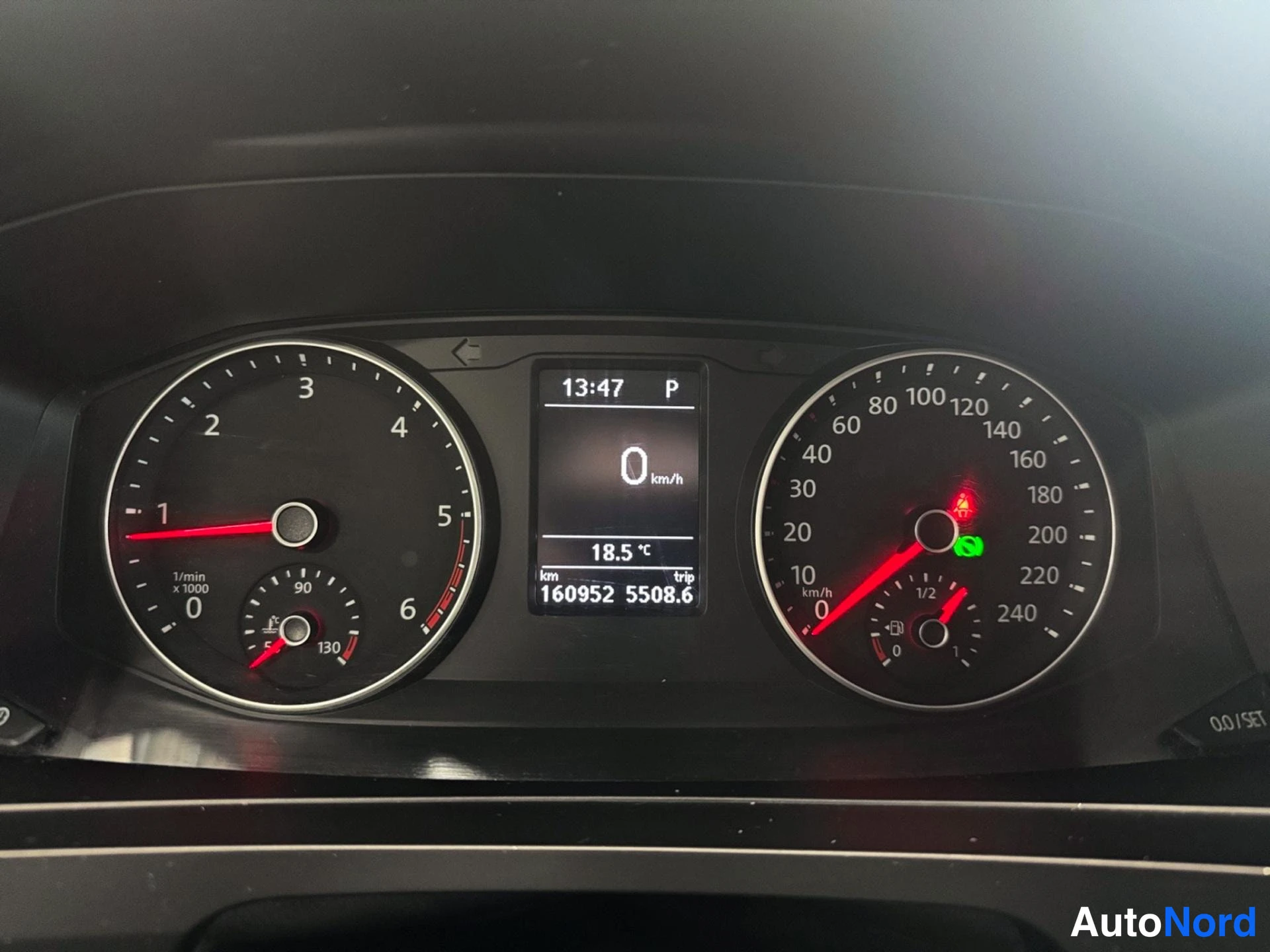 Edestä: Mittaristo lähikuvassa: lukuma 160952 km, ajotietokone näyttää 0 km/h ja vaihde P.