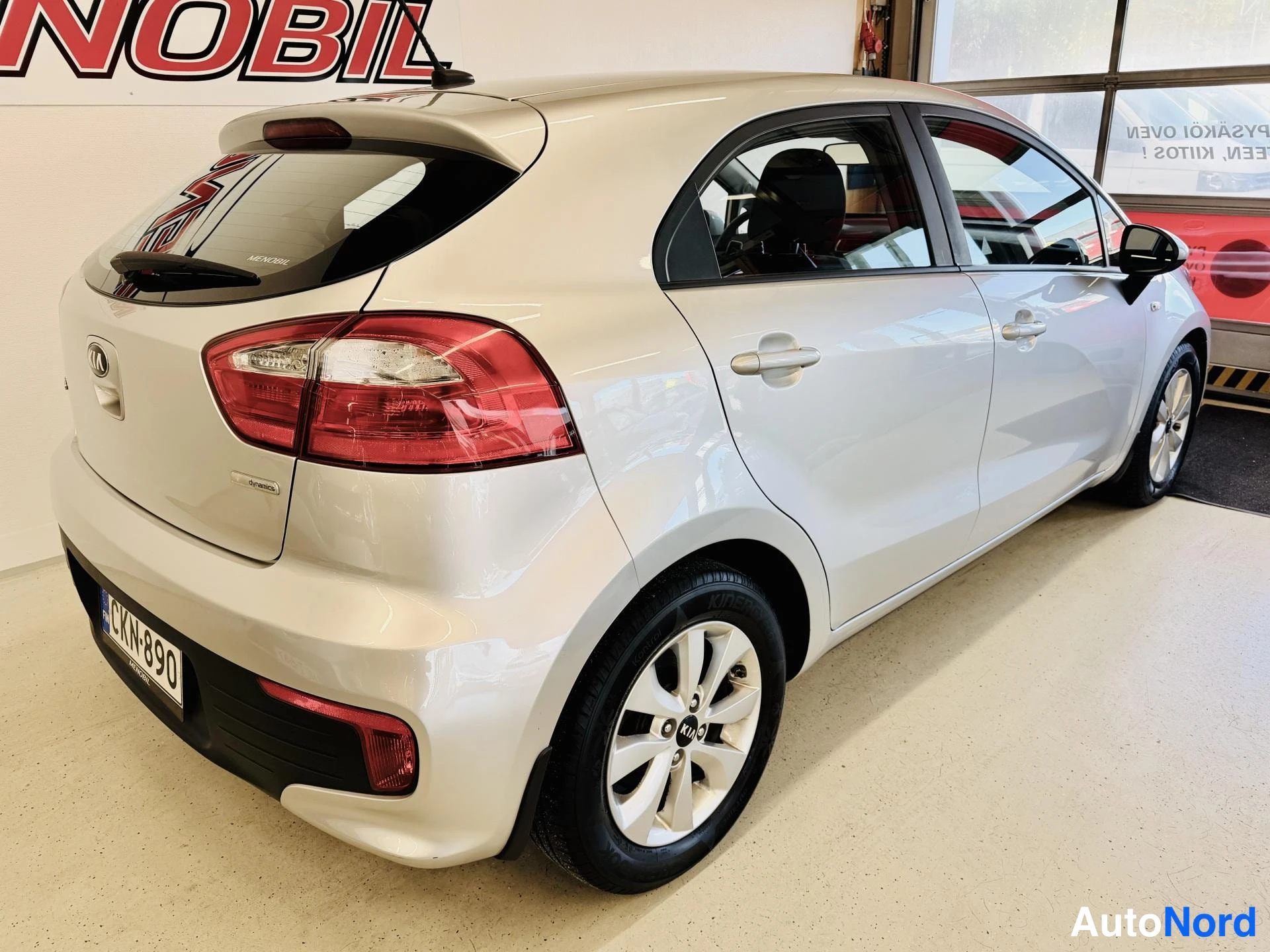 Takaviisto: Kia Rio -farmarin/haibackin takakulma, hopeanvärinen korin päällys, rekisteritunnus