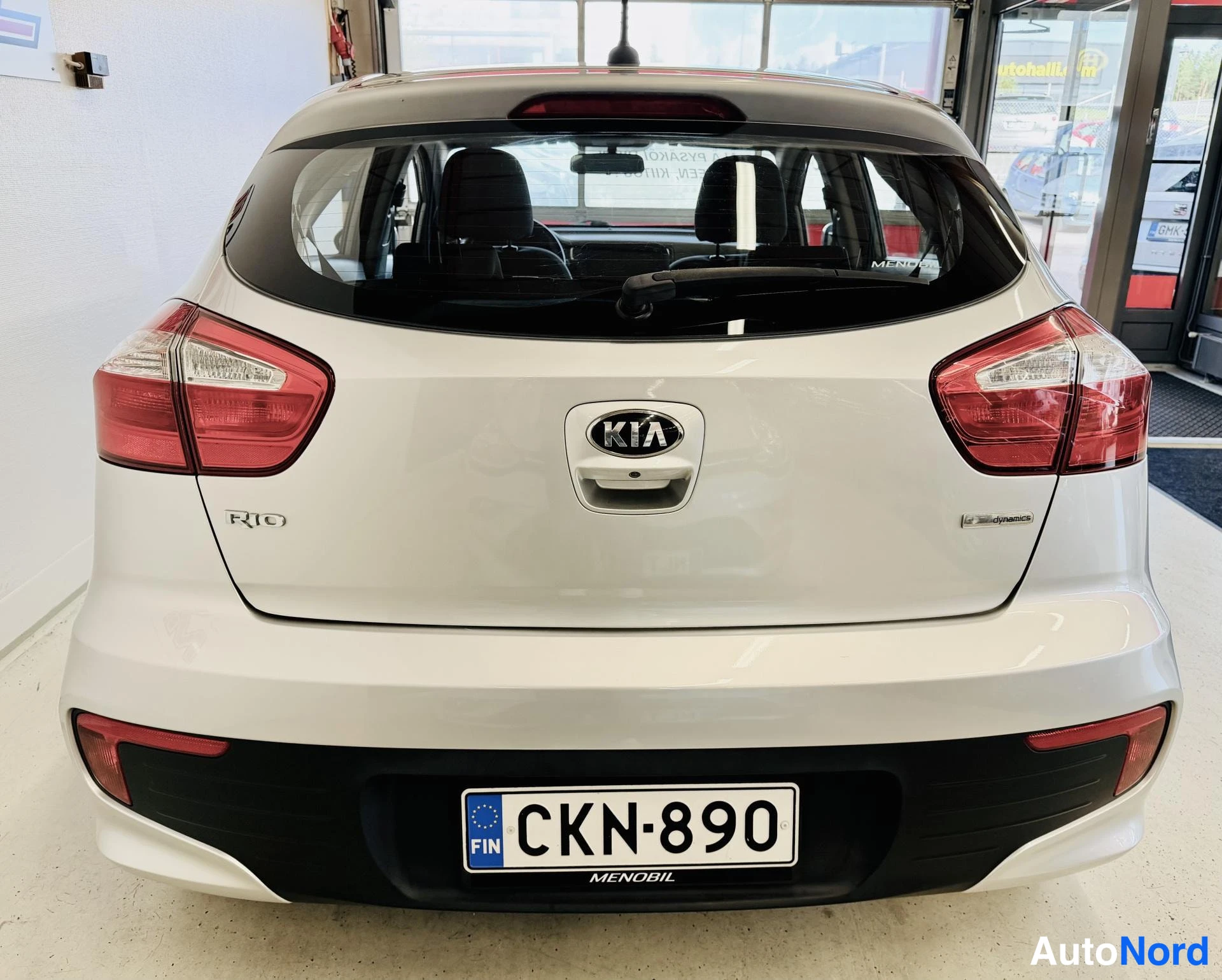 Takaa: Kia Rio suoraan takaa kuvattuna, Kia-merkki ja RIO-tunnus takaluukussa, rekisteritunnus