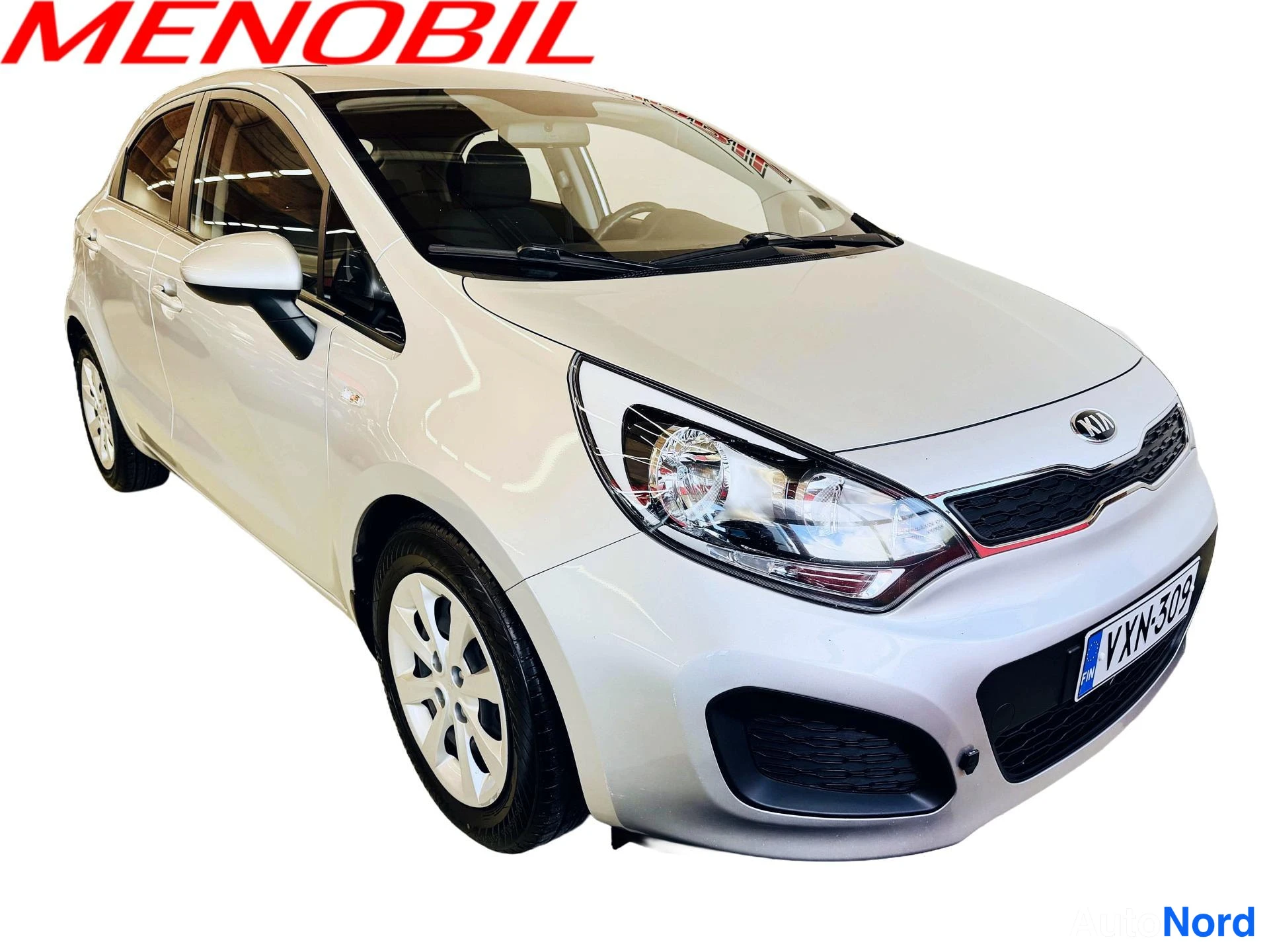 Etuviisto, nokka oikealle: Kia Rio -viisiovinen hatchback valo hopeanharmaana, etu kolmasosa oikealta: etusäleikkö, ajovalot ja rekisterikilpi näkyvät.