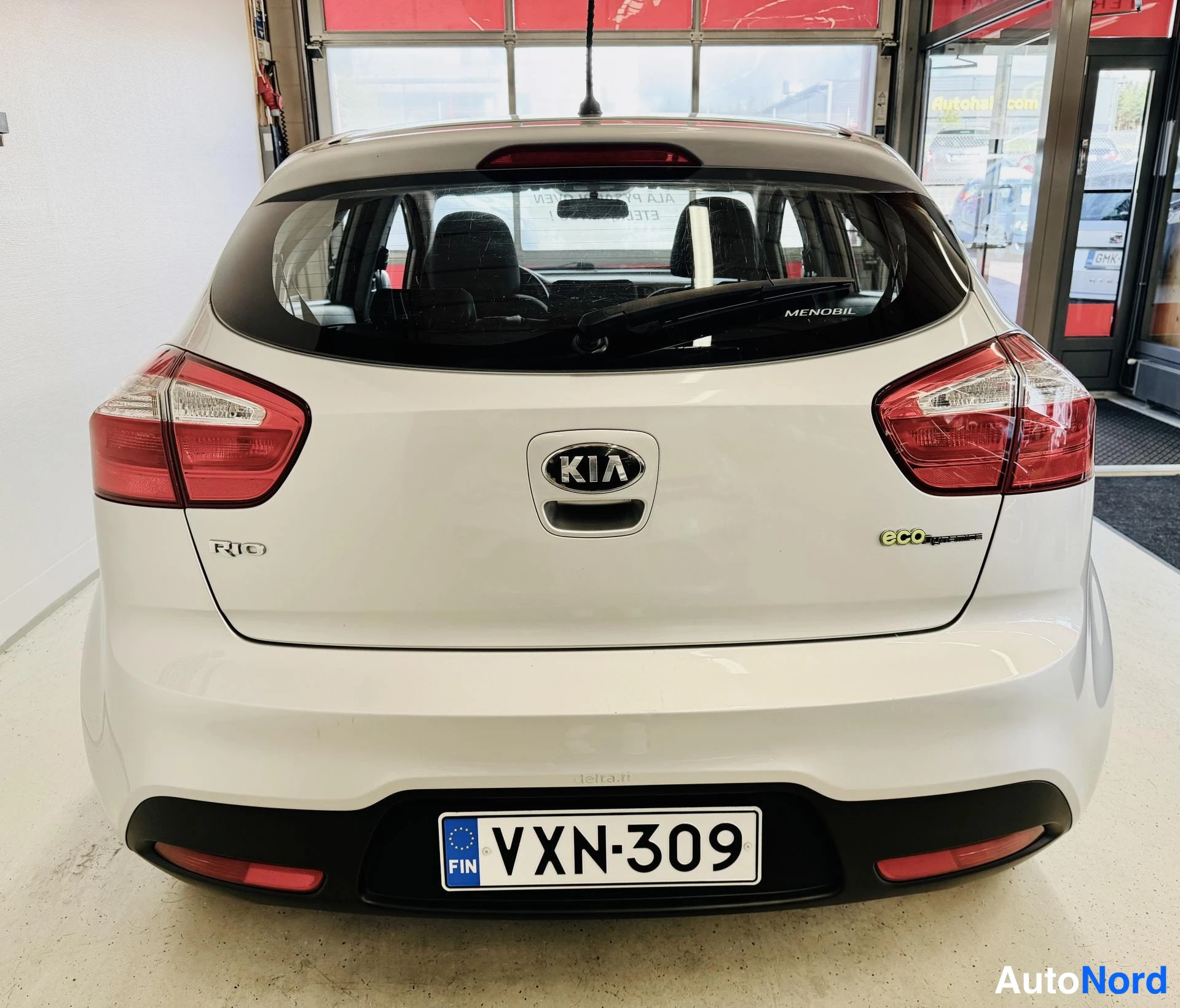 Takaa: Kia Rio:n takaosa suoraan takaa: Kia-logo, Rio-merkintä, ecoDynamics-tarra ja rekisteri
