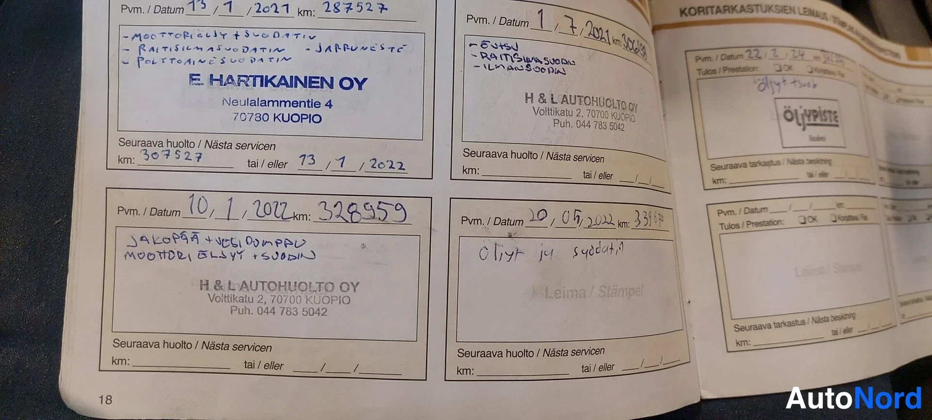 Yksityiskohta: Huolto-ohjekirjan sivu, johon on merkitty huoltoja päiviin ja ajomitliköihin, mukaan lukien E. Hartikainen ja H & L Autohuolto.