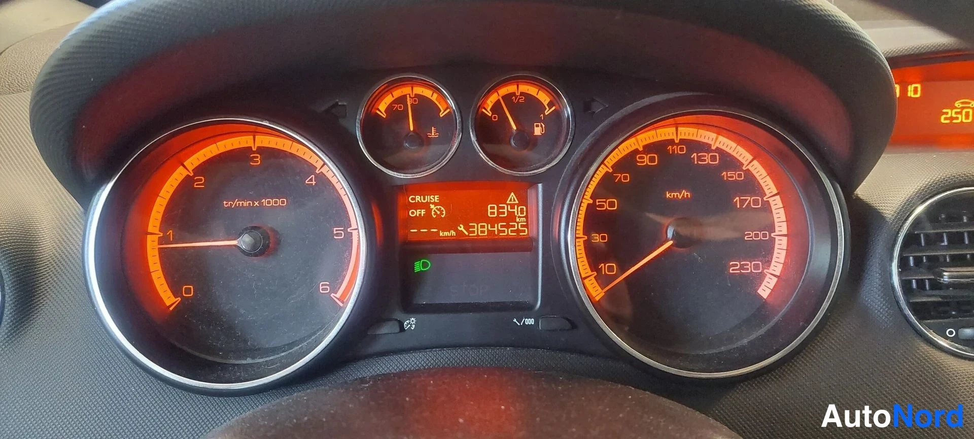 Etuviisto: Mittaristo: nopeusmittari 0–230 km/h, kierroslukumittari ja matkamittari 384 525 km.