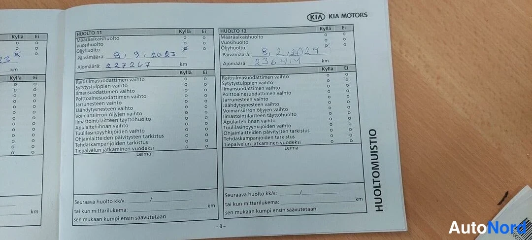 Muu: KIA MOTORS huoltokirjan sivu 8, huolot 11-12: käsin kirjoitettu 8.9.2023 (237267 km) ja 8.2.2024 (236419 km).