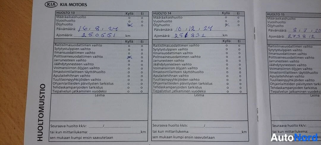 Yksityiskohta: Huoltokirjan sivut huolloista 13 ja 14, merkinnöin 16.8.2021 (250651 km) ja 10.12.2024 (258332 km)
