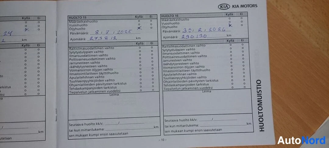 Yksityiskohta: Huoltokirjan sivut huolloista 15 ja 16, merkinnöin 8.7.2025 (273812 km) ja 30.2.2026 (290130 km)