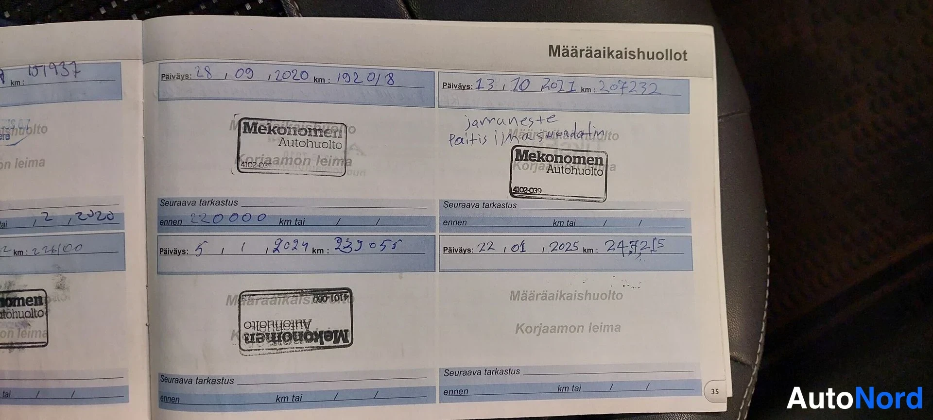 Asiakirja: Huoltokirjan sivu otsikolla Määräaikaishuollot, jossa neljä täytettyä huoltoyhteenvetoa Mekonomen Autohuollon leimoilla vuosilta 2020–2025 ja kirjatuilla kilome