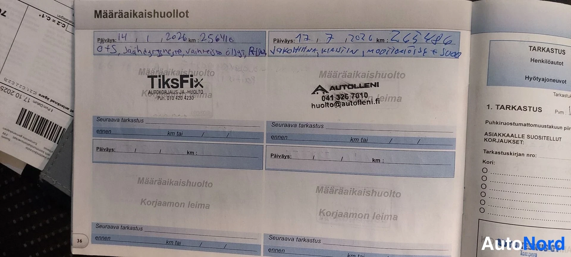 Muu: Huoltokirjan sivu määräaikaishuolloista, jossa käsinkirjoitetut merkinnät km 256416 ja km 263486 sekä TiksaFix- ja Autolleni-korjaamojen leimat.