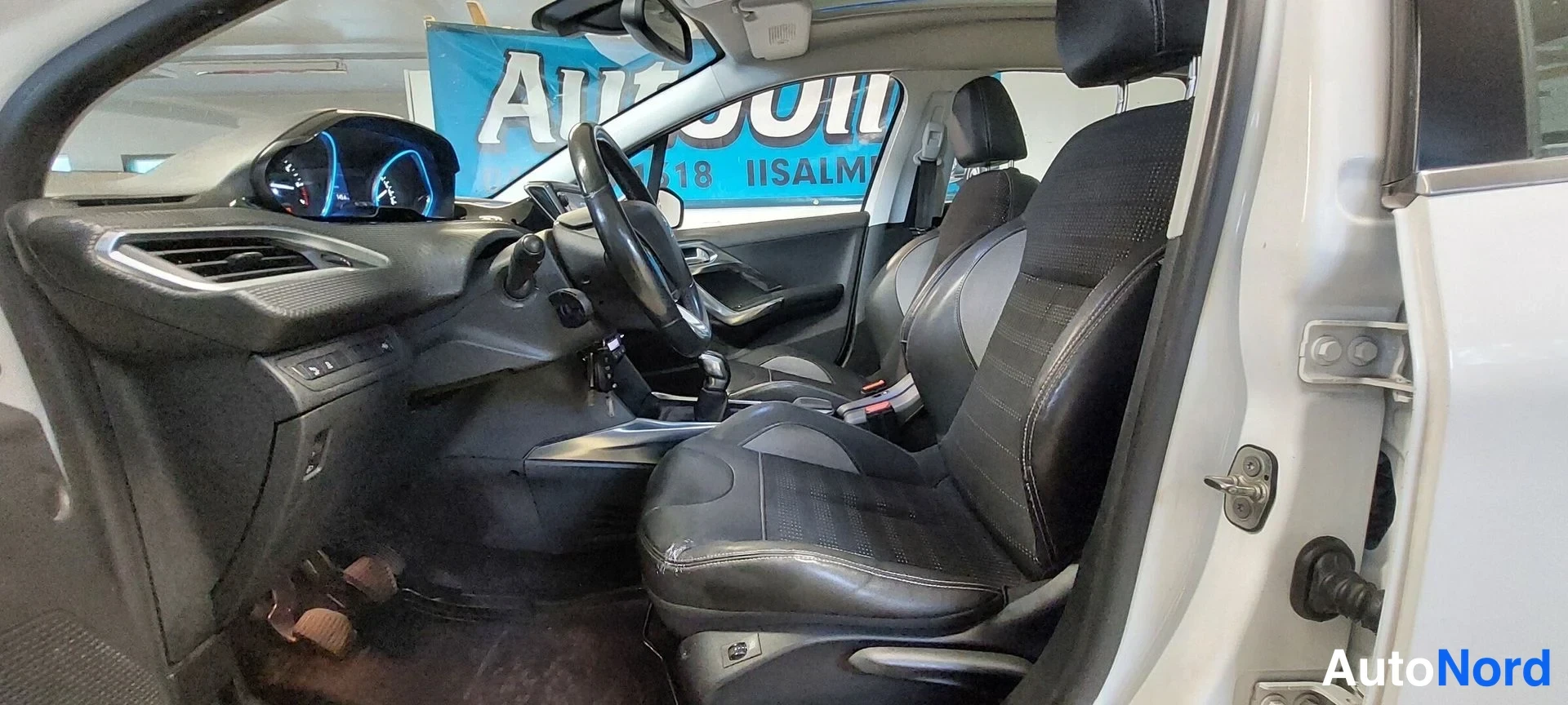 Etuviisto, nokka oikealle: Ohjaamo vasemmalta: mustat penkit, rallitatti, panoramakatto ja mittaristo näkyvissä.
