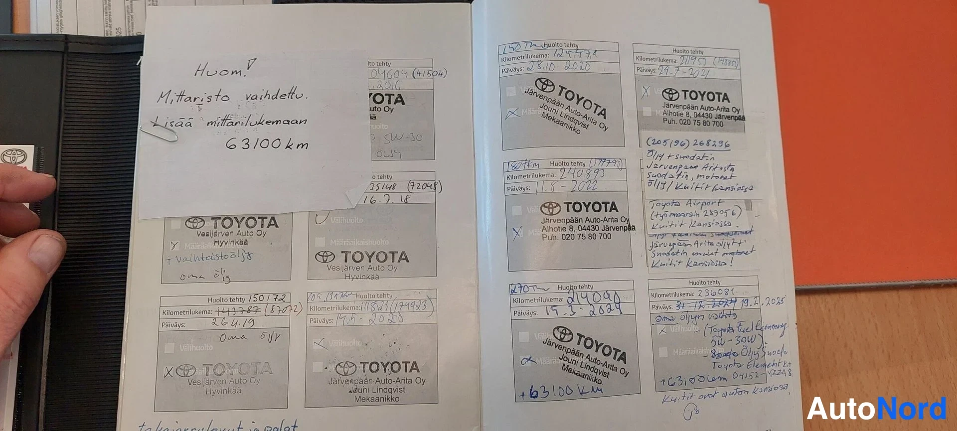 Muu: Auki avattu huoltokirja Toyota-huoltoleimoin ja käsin kirjoitetuilla huoltomerkinnöillä.