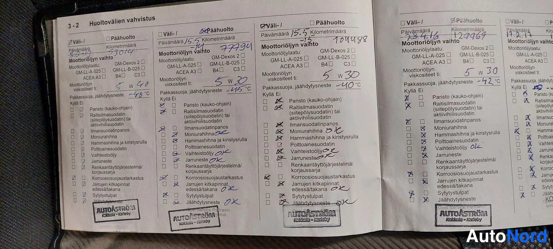 Asiakirja: Huoltovälin vahvistusvihko, sivu 3-2, käsin kirjoitetuilla huoltomerkinnöillä ja AutoÅström-leimoilla.