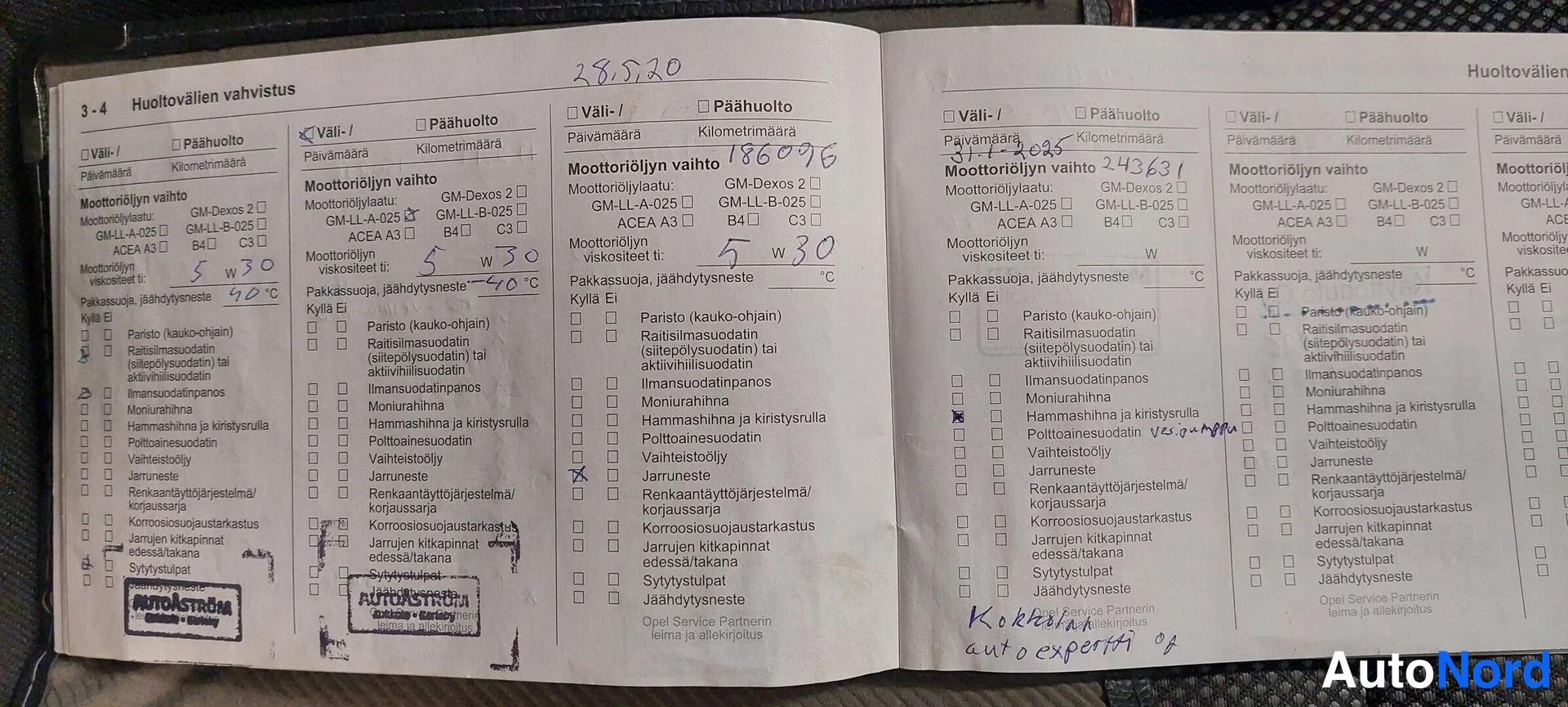 Asiakirja: Huoltovälin vahvistus, sivu 3-4, käsin kirjoitetuilla huoltomerkinnöillä ja AutoÅström-leimoilla.