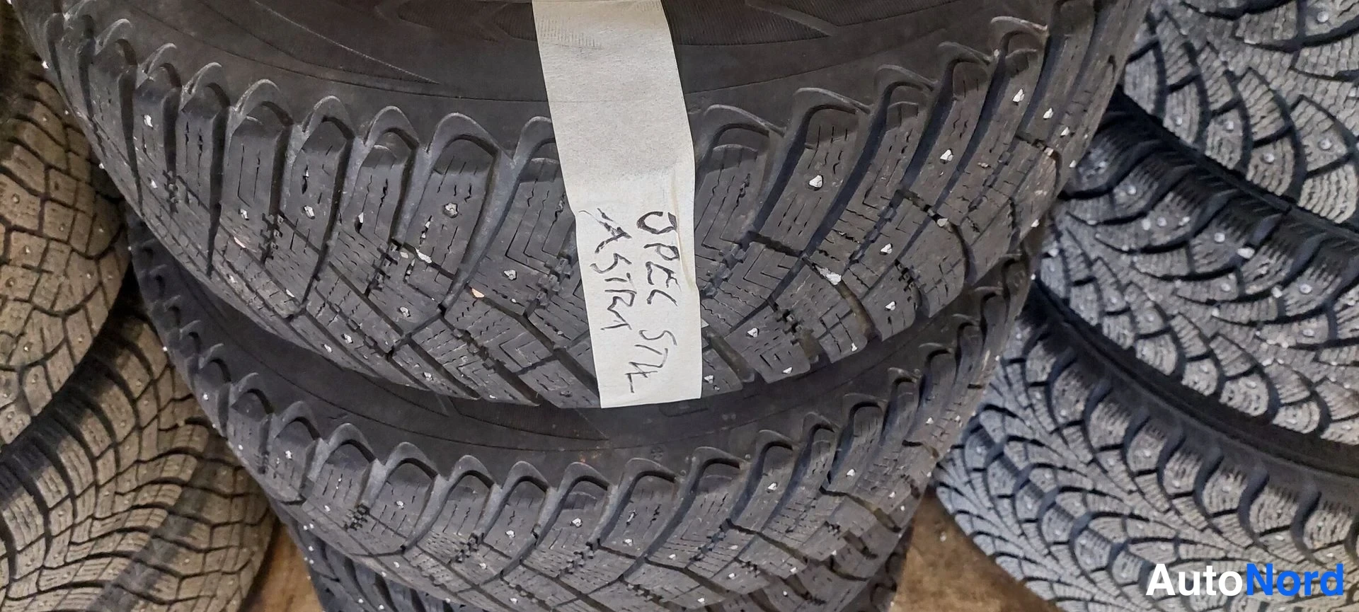 Muu: Pino nastarenkaita, jonka päällimmäisen renkaan kyljessä on paperiliina, johon on käsin kirjoitettu OPEL ASTRA STW.