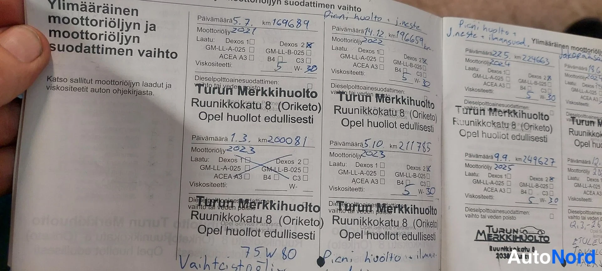 Muu: Huolto-ohjelmakirjan sivu, jossa öljyn- ja suodattimenvaihtojen merkinnät