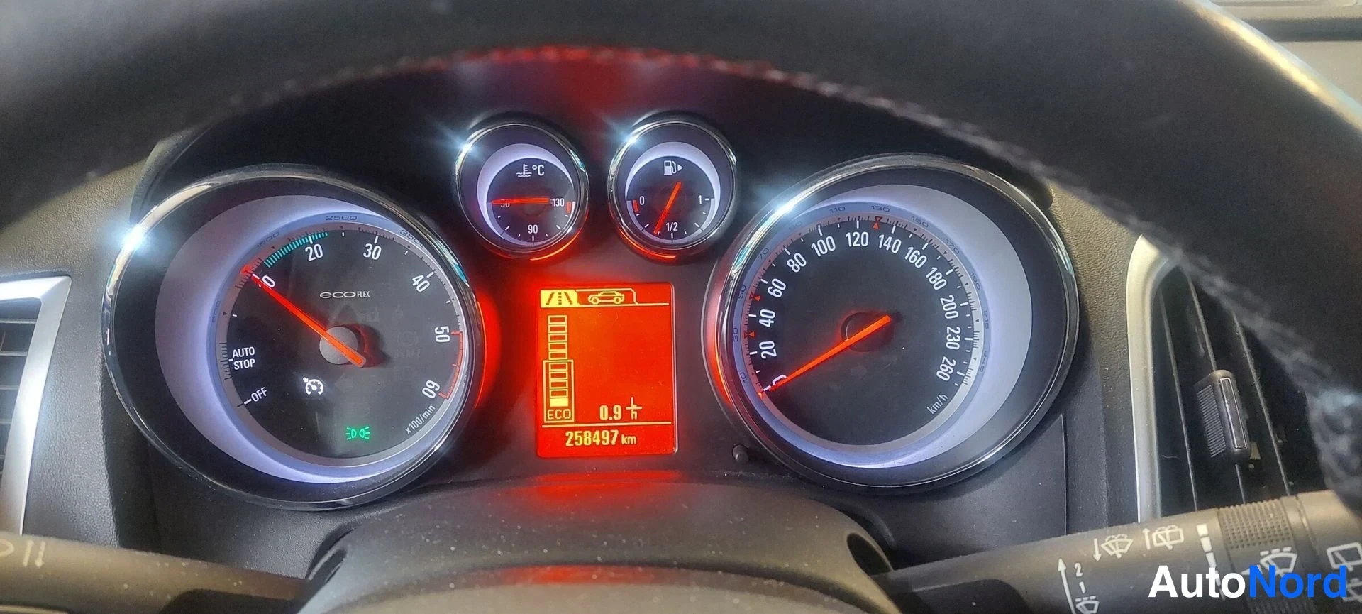 Muu: Kojelaudan mittaristo: nopeusmittari 0–220 km/h, kierrosmittari, polttoainemittari ja lämpömittari. Ajonettu näkyy 258497 km.