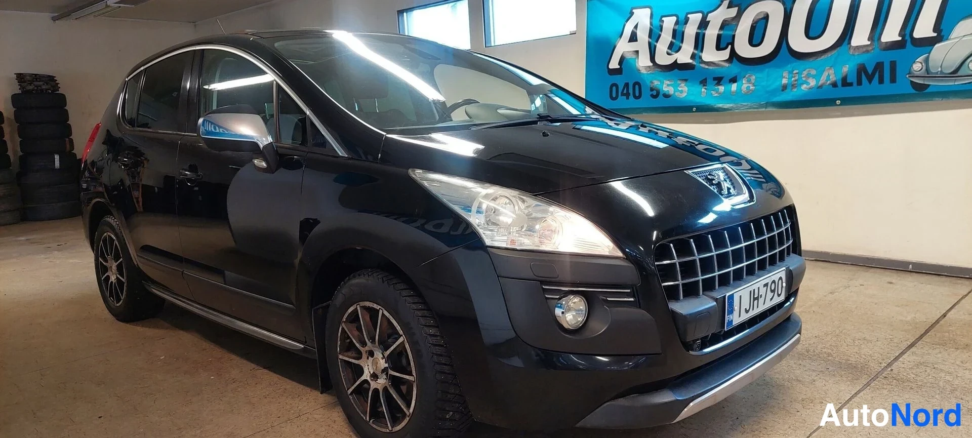 Etuviisto, nokka oikealle: Mustan Peugeot 3008:n etukulma oikealta, rekisterikilpi.