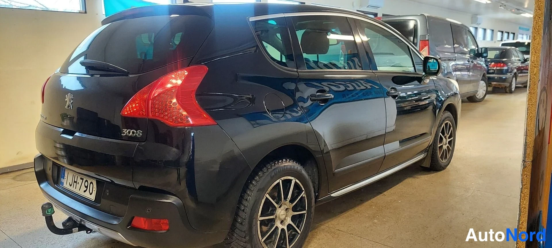 Takaviisto: Mustan Peugeot 3008:n takakulma vasemmalta, takavalo ja rekisterikilpi.