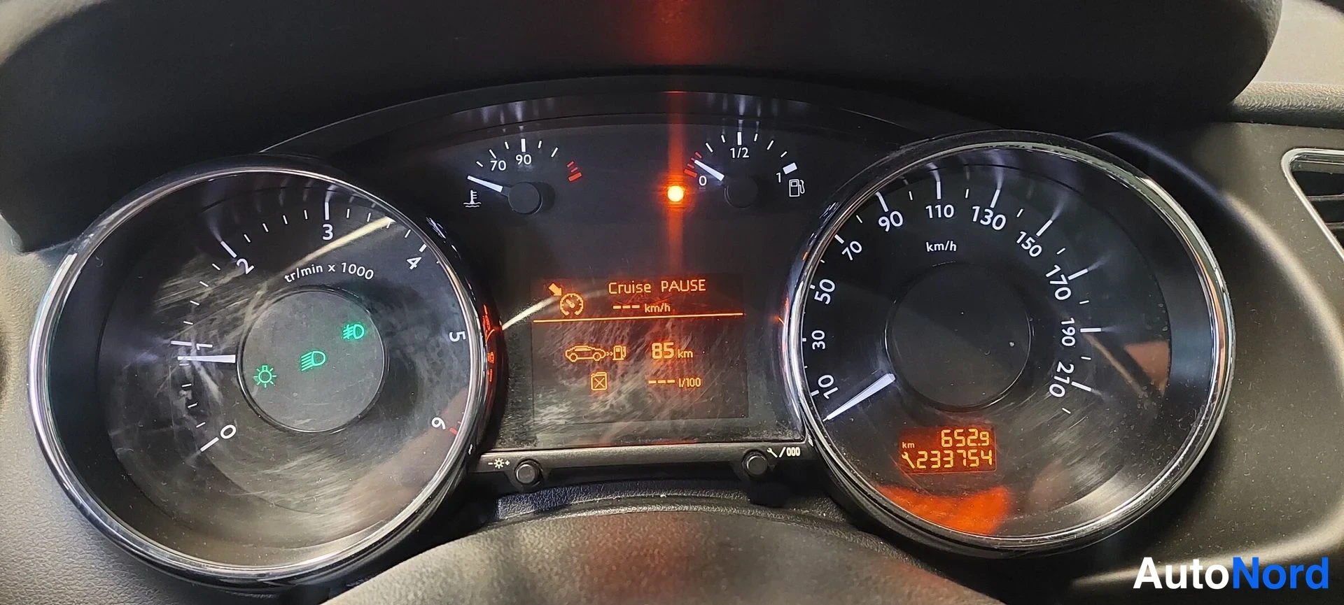 Muu: Kojelaudan mittaristo: nopeusmittari ajomittarilla 233754 km, kaasutin 1/2, tietonäytössä Cruise PAUSE.